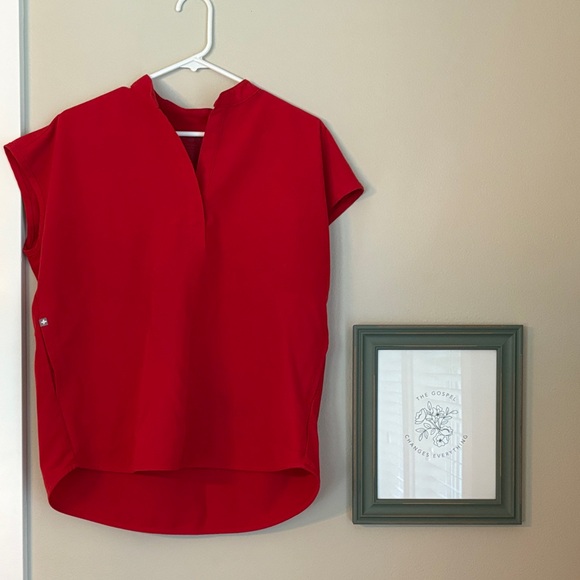 Women’s FIGS Red Top and Pants - Picture 1 of 2